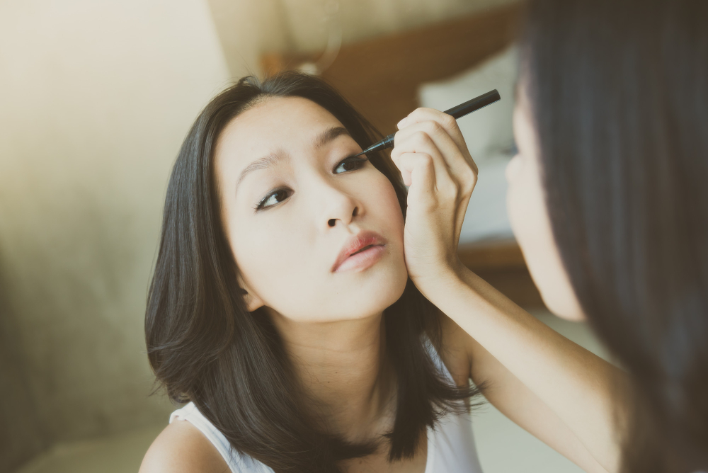 Mujer maquillándose los ojos siguiendo la técnica coreana