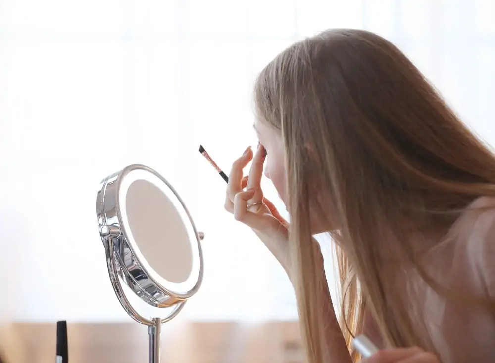 Cómo iluminar un espejo para maquillarse correctamente