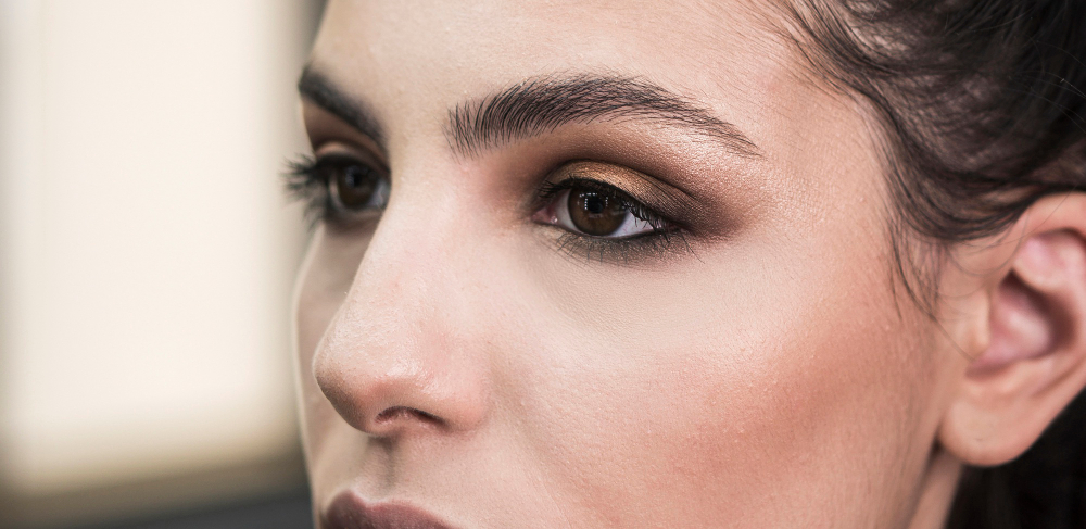 Primer plano de ojos ahumados en tonos grises