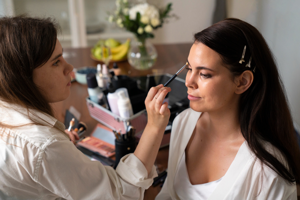 Maquilladora trabajando el maquillaje de una novia en su estudio