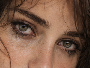 ¿Cómo evitar que se corra el maquillaje de los ojos?