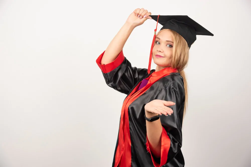 Chica con toga y birrete de graduación maquillada