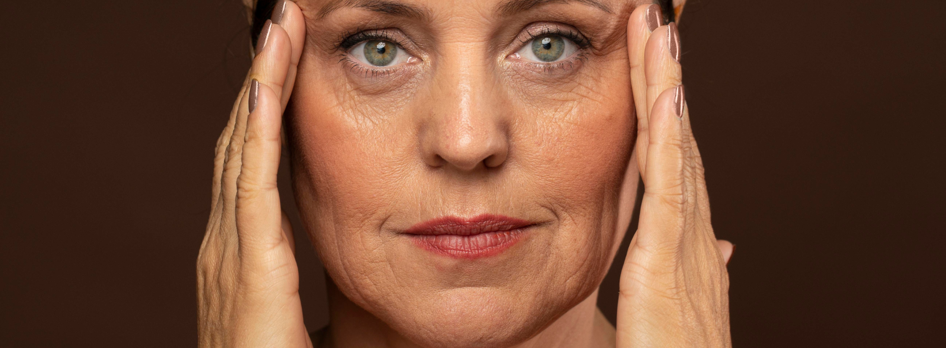 Mujer madura sujetándose el rostro con las manos