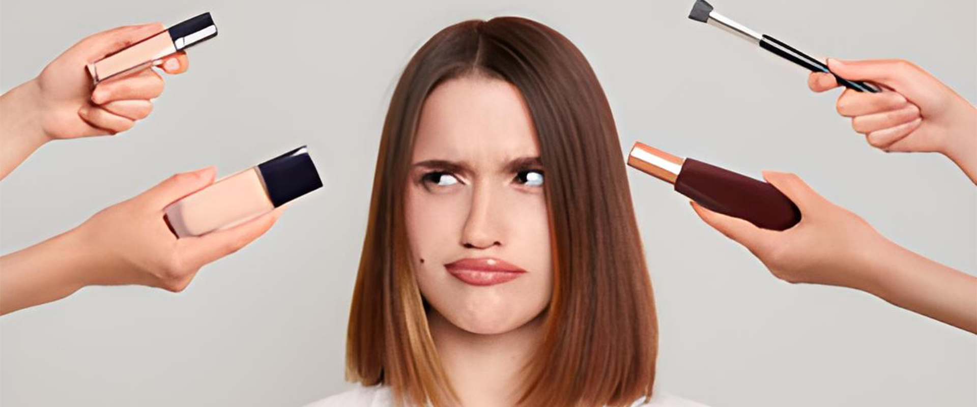 Mujer con gesto de duda rodeada de brochas y productos de maquillaje