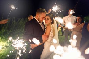 Novios celebrando con bengalas durante una boda de noche