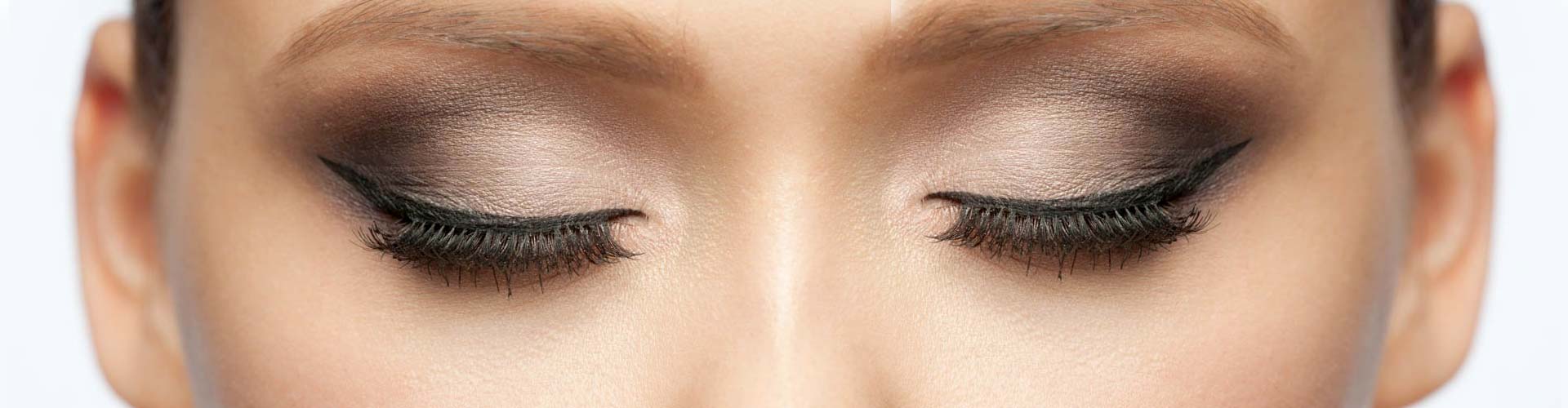 Ojos maquillados con eyeliner negro difuminado