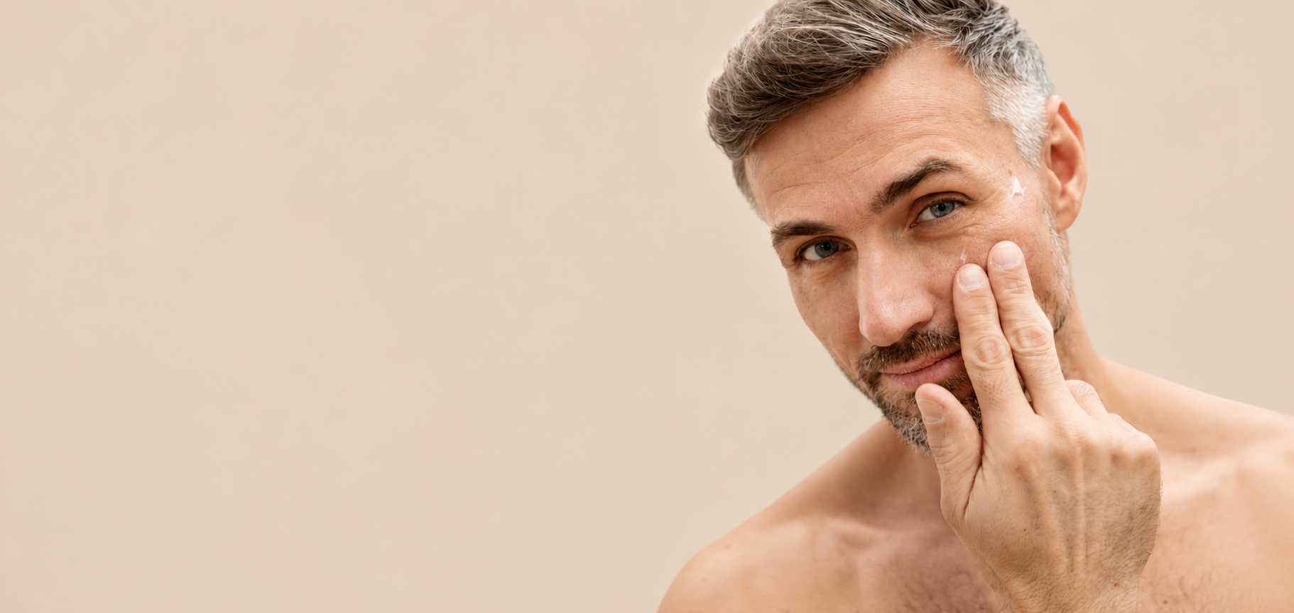 Hombre comprobando el acabado de su piel tras el maquillaje