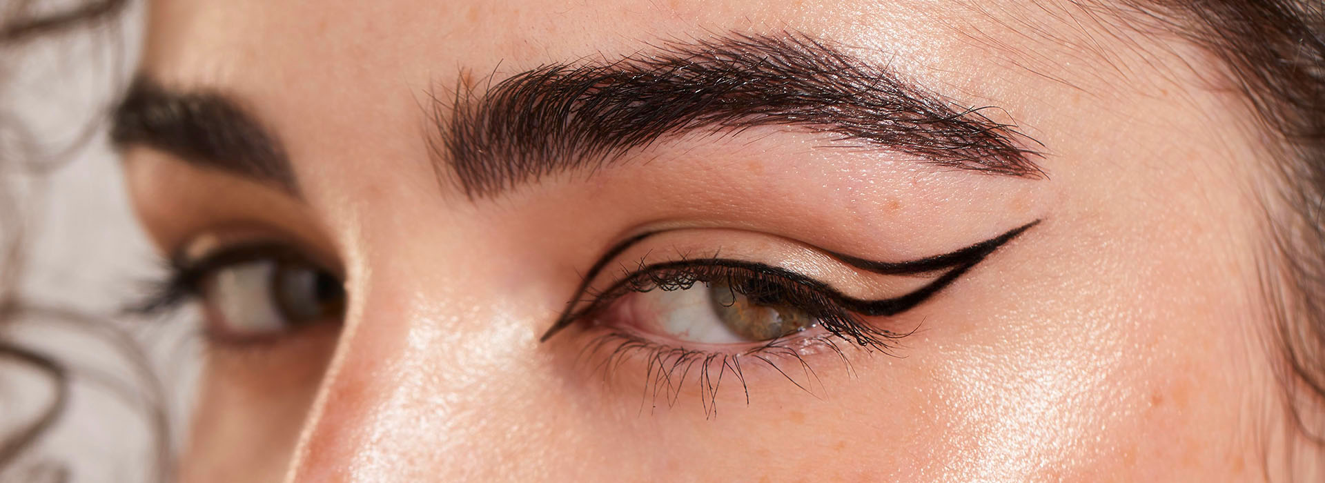 Ojo con eyeliner negro perfectamente trazado