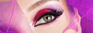 Ojo con maquillaje rosa intenso y delineado marcado