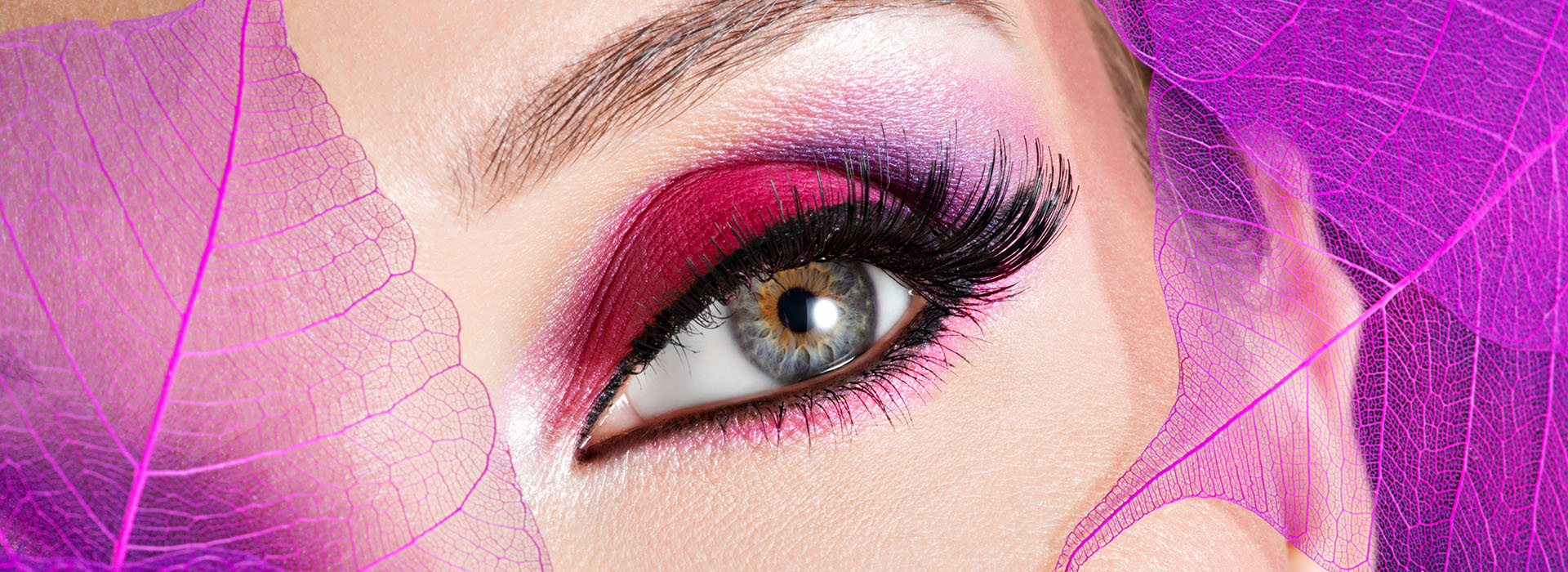 Ojo con maquillaje rosa intenso y delineado marcado