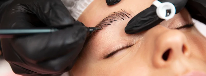 Especialista realizando un microblading de cejas