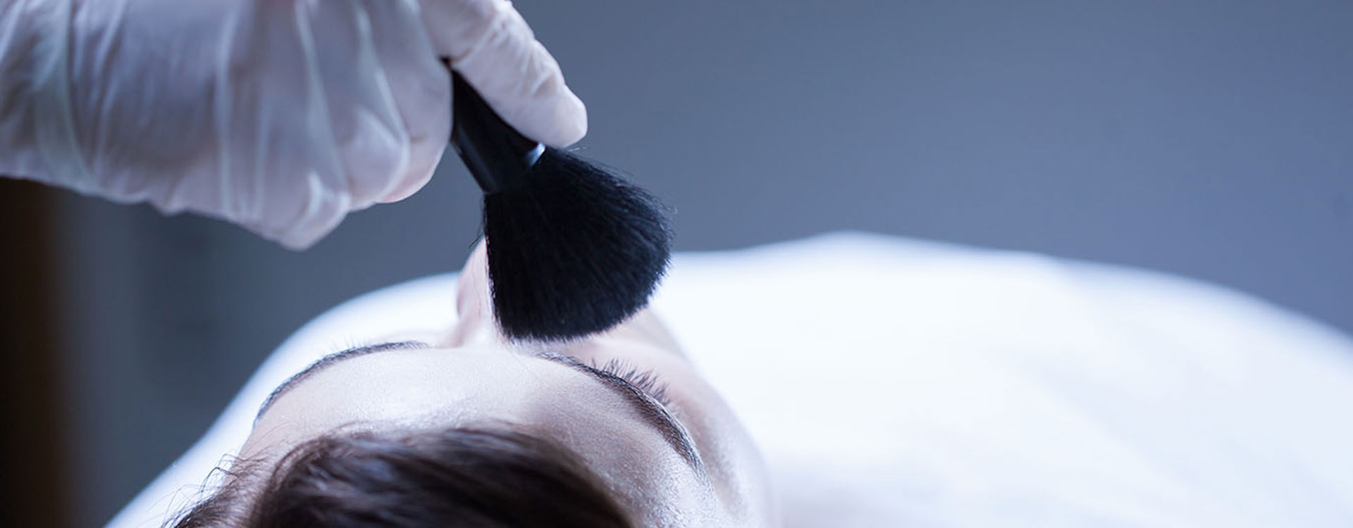 Brocha de maquillaje profesional sobre una superficie blanca